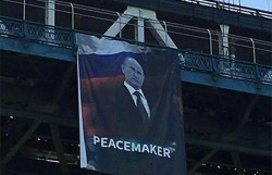 Баннер с надписью "PEACEMAKER" и портретом человека