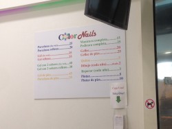 Ценник услуг маникюра и педикюра на стене