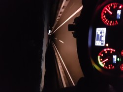 Ночной вид дороги с приборной панелью автомобиля