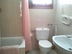 Светлая ванная комната с ванной и унитазом