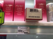 Косметические средства Shiseido на полке магазина