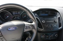 Интерьер автомобиля Ford с панелью управления и рулем