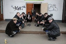 Группа людей в черной одежде на улице, рядом с дверью