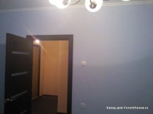 Стена с голубой окраской и открытой дверью