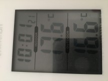 Температура внутри 17,6°C, снаружи 16,6°C, время 10:01