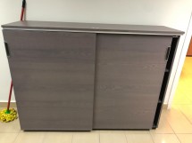 Шкаф с раздвижными дверцами и открытой полкой