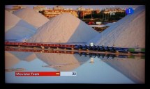 Команда на лодке плывёт мимо соляных холмов