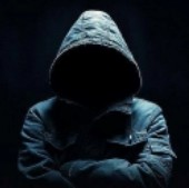 Человек в капюшоне на темном фоне