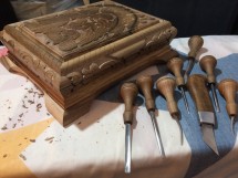 Резная деревянная шкатулка и инструменты для работы