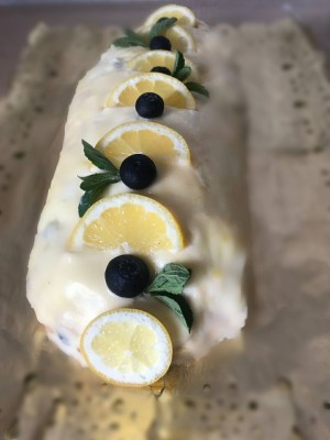 Торт с лимоном, черникой и мятой сверху