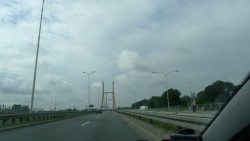 Мост на дороге под облачным небом