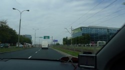 Дорога с движением и современными зданиями по бокам