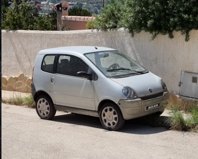 Серый малый автомобиль припаркован у стены — CostaSpain.net Серый малый автомобиль припаркован у стены