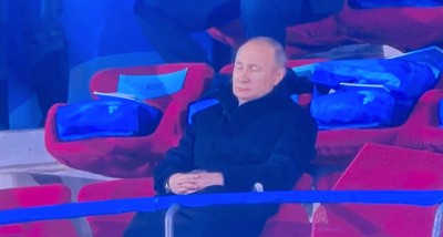 Человек в черной одежде сидит с закрытыми глазами