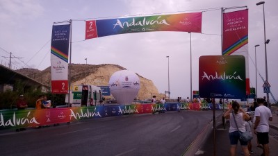 Финишная линия с баннерами в Андалусии, зрители ждут гонку