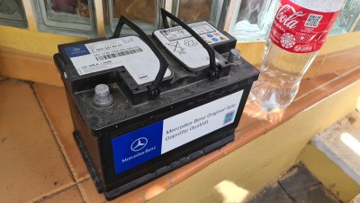 Аккумулятор Mercedes-Benz рядом с бутылкой воды в Испании