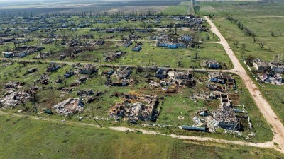 Разрушенные здания на зелёном поле, пустынная местность в Испании
