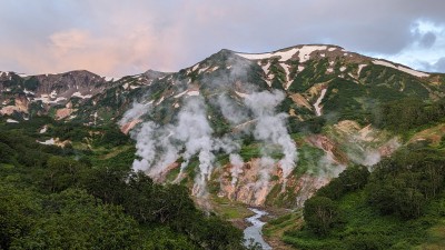 Горный пейзаж с дымящимися источниками и рекой в Испании