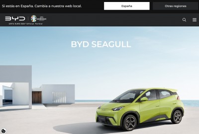 Ярко-зеленый автомобиль BYD Seagull на фоне современного здания — CostaSpain.net Ярко-зеленый автомобиль BYD Seagull на фоне современного здания