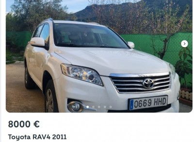 Белый внедорожник Toyota RAV4 2011 года выпуска