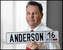 Мужчина с номерным знаком "ANDERSON 16 RUS" в руках