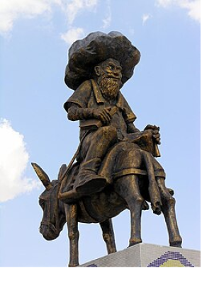 Статуя человека с бородой, сидящего на осле, на фоне неба.