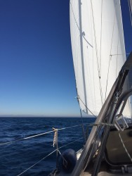 Вид на море с борта парусника под ясным небом