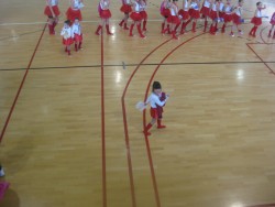 Дети в красных юбках и носках на спортивной площадке