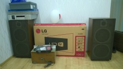 Аудиосистема и коробка от телевизора LG на полу