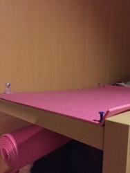 Розовая коврик на полке в шкафу