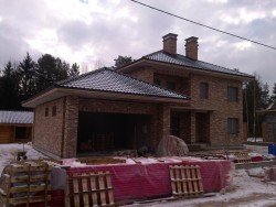 Двухэтажный дом из кирпича на строительной площадке